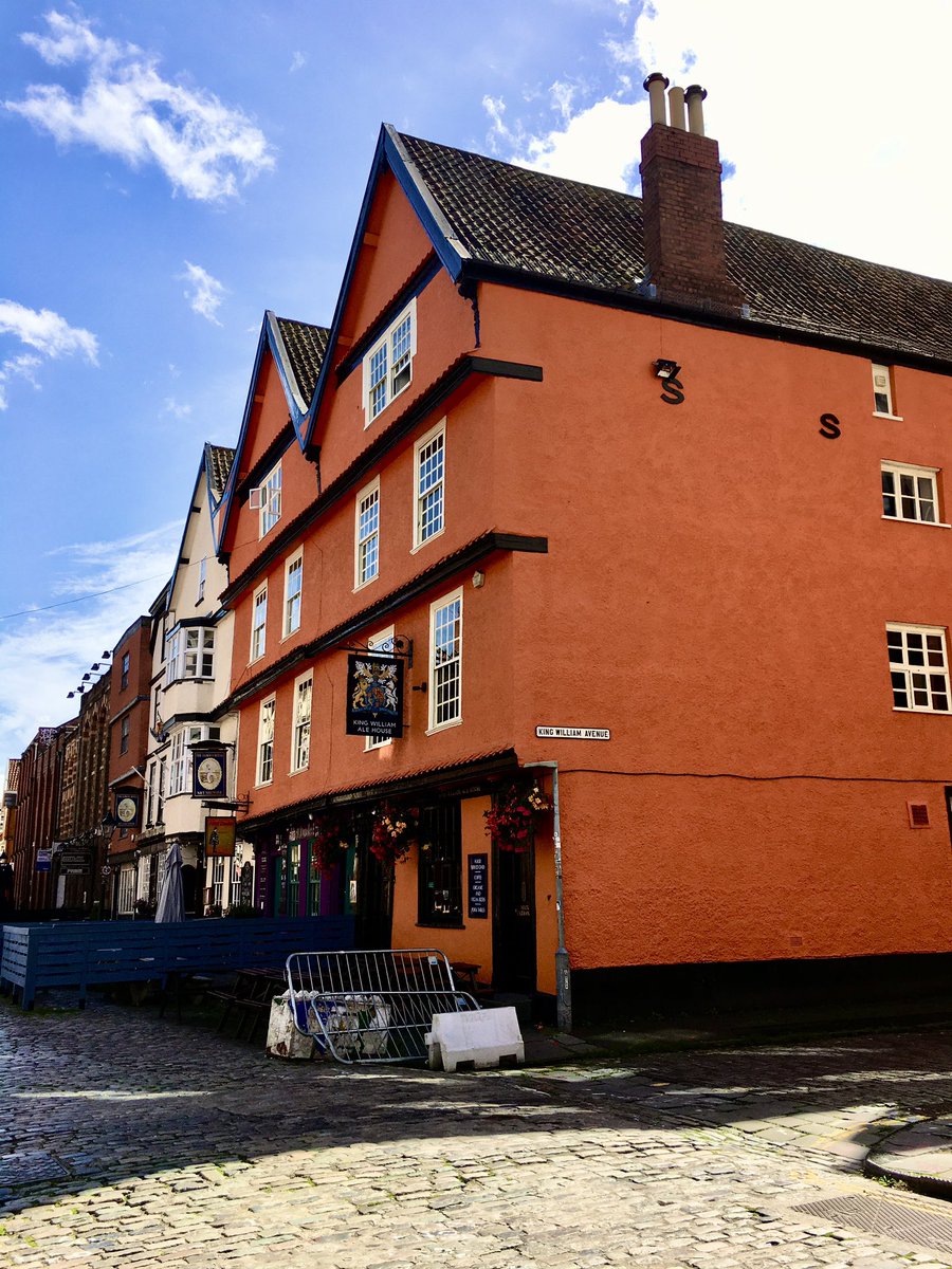 IanMerrell1's tweet image. The ‘King William’ with the usual Bristol detritus …