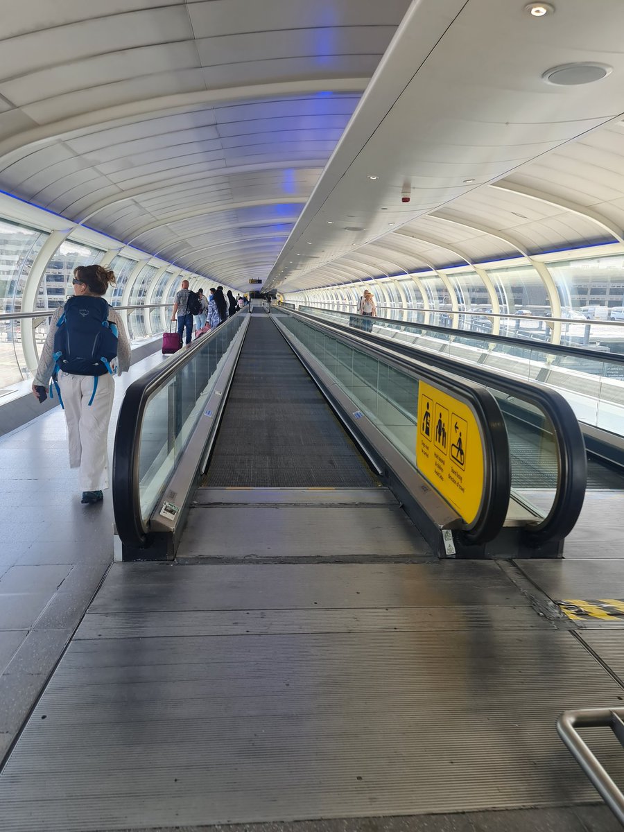 WingmanYan's tweet image. Think I've only ever seen these on once ever at Manchester Airport. Worse walk than Platform 13 at Piccadilly Railway Station. #fastertomordor