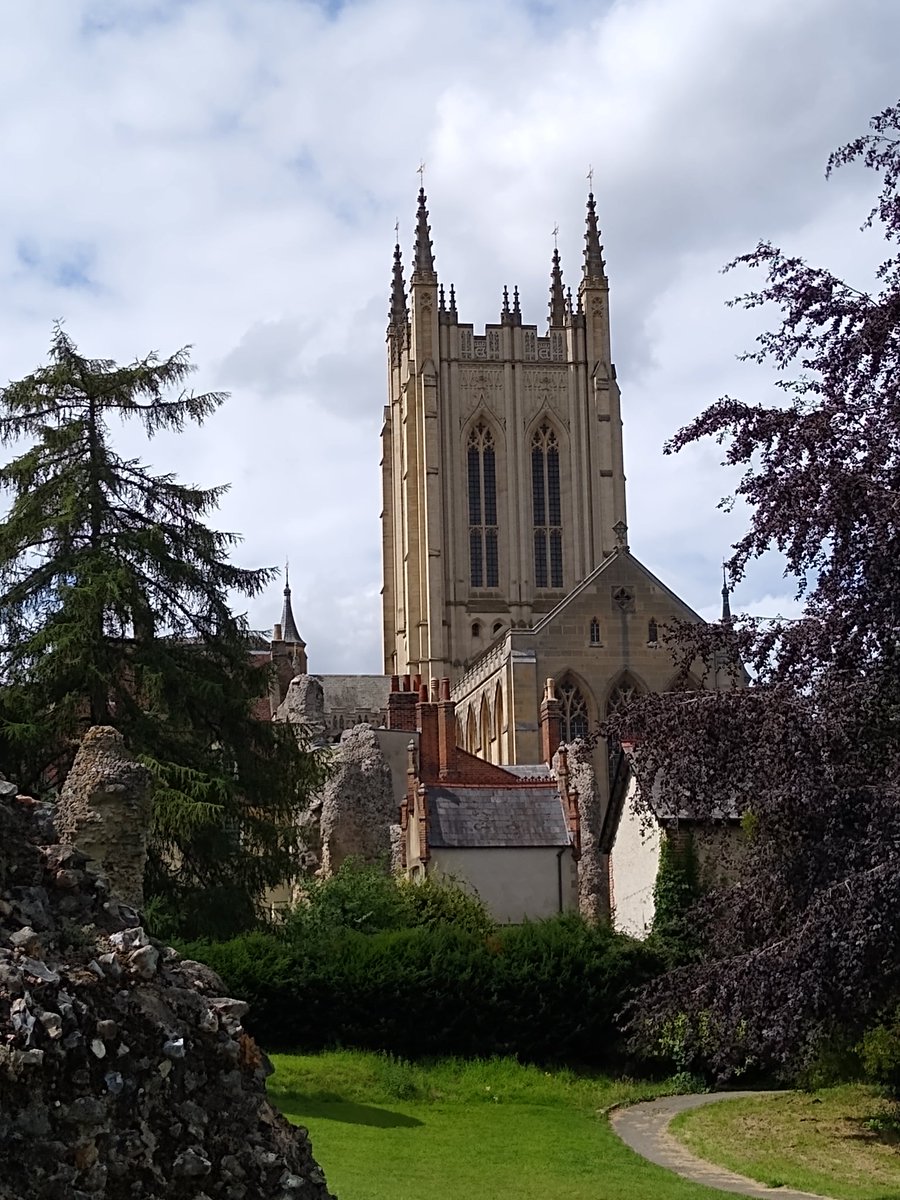 Day 3 for #TheLiturgySingers and it's our Renaissance music day. A wander through the abbey ruins amidst which <a href="/stedscath/">St Eds Cathedral</a>
rises up felt appropriate.
Choral Evensong Fri 11 Aug at 5.30pm. Music by Tomkins, Weelkes and some riotous 12-part Josquin.
@EvensongMuse <a href="/ourburysteds/">Our Bury St Edmunds</a>