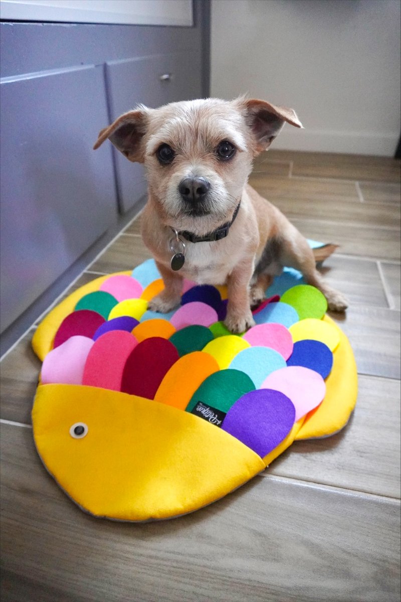 petiquepets's tweet image. This snuffle mat puzzle pad is the treat toy of the summer 👏💚 Link in bio!

Benefits:
😌Helps prevent destructive behavior
🦮20 minutes of snuffling = an hour walk
👃Helps improve nose work

#dogtreattips #treattoy #snufflemat #snufflematfordogs #cutedogs #dogtoy #dogtoyreview