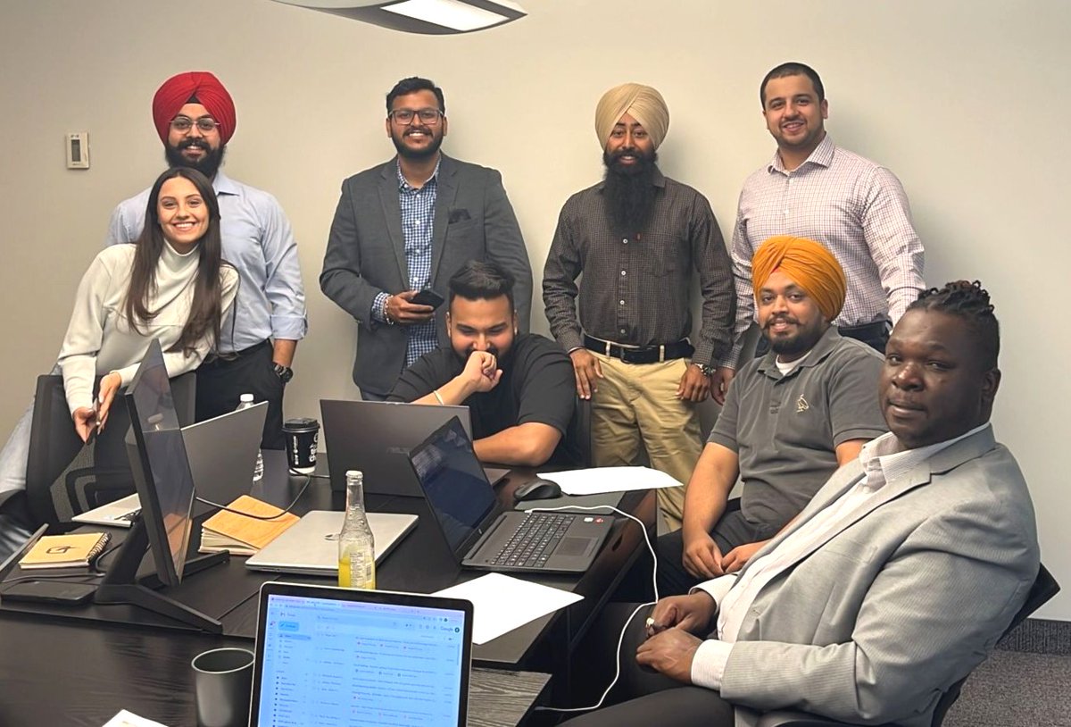 Blackbirdsecur1's tweet image. Meet some of the amazing faces behind our Toronto management team! Established just 2 years ago, Ontario has quickly become our 2nd-largest region after BC due to the hardworking and dedicated managers and teams. #BlackbirdSecurity #TorontoSecurity #OntarioSecurity