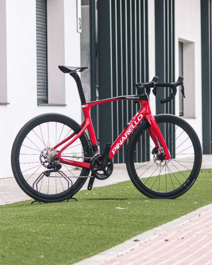 ¡Experimenta la libertad sobre ruedas con la Pinarello Onda! 🚲 

Diseñada para los ciclistas apasionados que buscan el máximo rendimiento y comodidad. Conquista cada kilómetro con su increíble tecnología y diseño aerodinámico 💨🌟

Estamos en 📍C/ Jazmín, 1, La Florida, Murcia