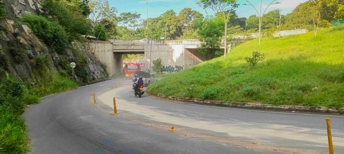 floridabomberos's tweet photo. Buscando garantizar la seguidad de los conductores y transeuntes del sector, el #CBVF logró controlar el #derrame de #combustible con #material #absorbente en el #intercambiador de Fátima del #municipio de #Floridablanca.

Reporte las emergencias en la #línea 119.

@DNBomberosCol https://t.co/pb2ZQ6ePOT