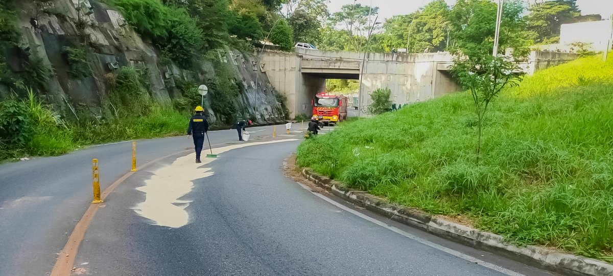 floridabomberos's tweet photo. Buscando garantizar la seguidad de los conductores y transeuntes del sector, el #CBVF logró controlar el #derrame de #combustible con #material #absorbente en el #intercambiador de Fátima del #municipio de #Floridablanca.

Reporte las emergencias en la #línea 119.

@DNBomberosCol https://t.co/pb2ZQ6ePOT