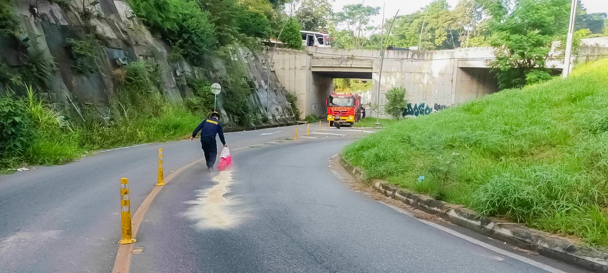 floridabomberos's tweet photo. Buscando garantizar la seguidad de los conductores y transeuntes del sector, el #CBVF logró controlar el #derrame de #combustible con #material #absorbente en el #intercambiador de Fátima del #municipio de #Floridablanca.

Reporte las emergencias en la #línea 119.

@DNBomberosCol https://t.co/pb2ZQ6ePOT