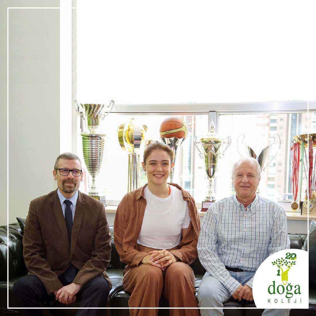 Doğa Koleji (@dogaokullari) on Twitter photo Doğa Harikası mezunumuz ve millî voleybolcumuz <a href="/guneszehraa/">Zehra Güneş</a>, okulumuzu ziyaret ederek İcra Kurulu Üyemiz Gökhan Alpözü ve Spor Koordinatörümüz Tunç Dağal ile bir araya geldi. Nazik ziyaretinden dolayı öğrencimize teşekkür ederiz. Doğa Harikası mezunumuz ve millî voleybolcumuz <a href="/guneszehraa/">Zehra Güneş</a>, okulumuzu ziyaret ederek İcra Kurulu Üyemiz Gökhan Alpözü ve Spor Koordinatörümüz Tunç Dağal ile bir araya geldi. Nazik ziyaretinden dolayı öğrencimize teşekkür ederiz.