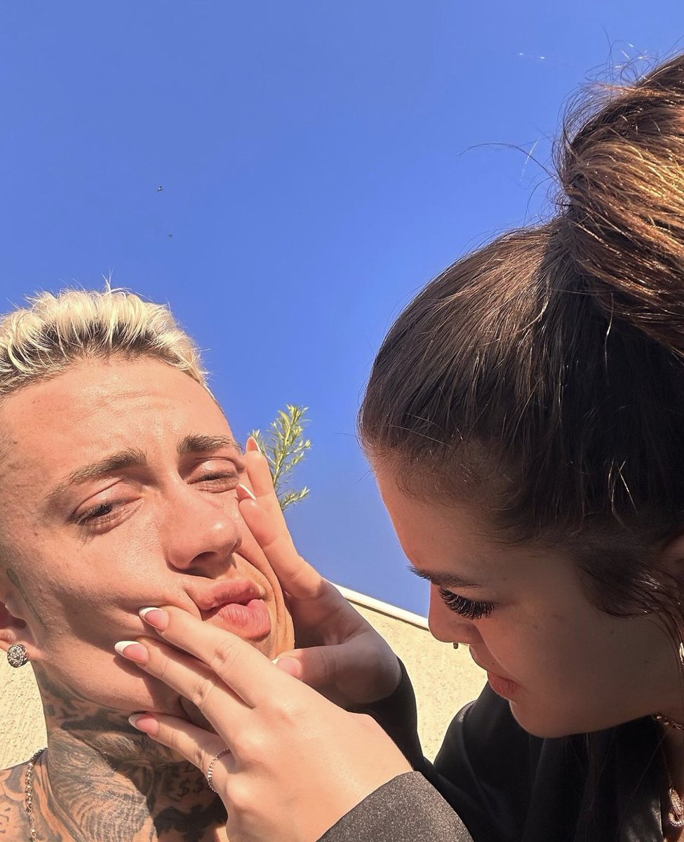 👩🏻‍❤️‍💋‍👨🏼