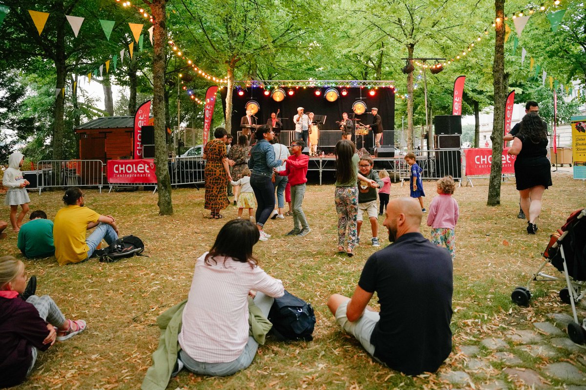 [ Guinguette du Mail ]
Guirlandes, nappes vichy et musiques entraînantes… 🎶💃
Cet été encore, le Jardin du Mail se teinte d’une ambiance guinguette :
📅 les vendredis 18 et 25 août et 1er septembre
⏰ à partir de 18h
Le programme par ici 👉cholet.fr/dossiers/dossi…