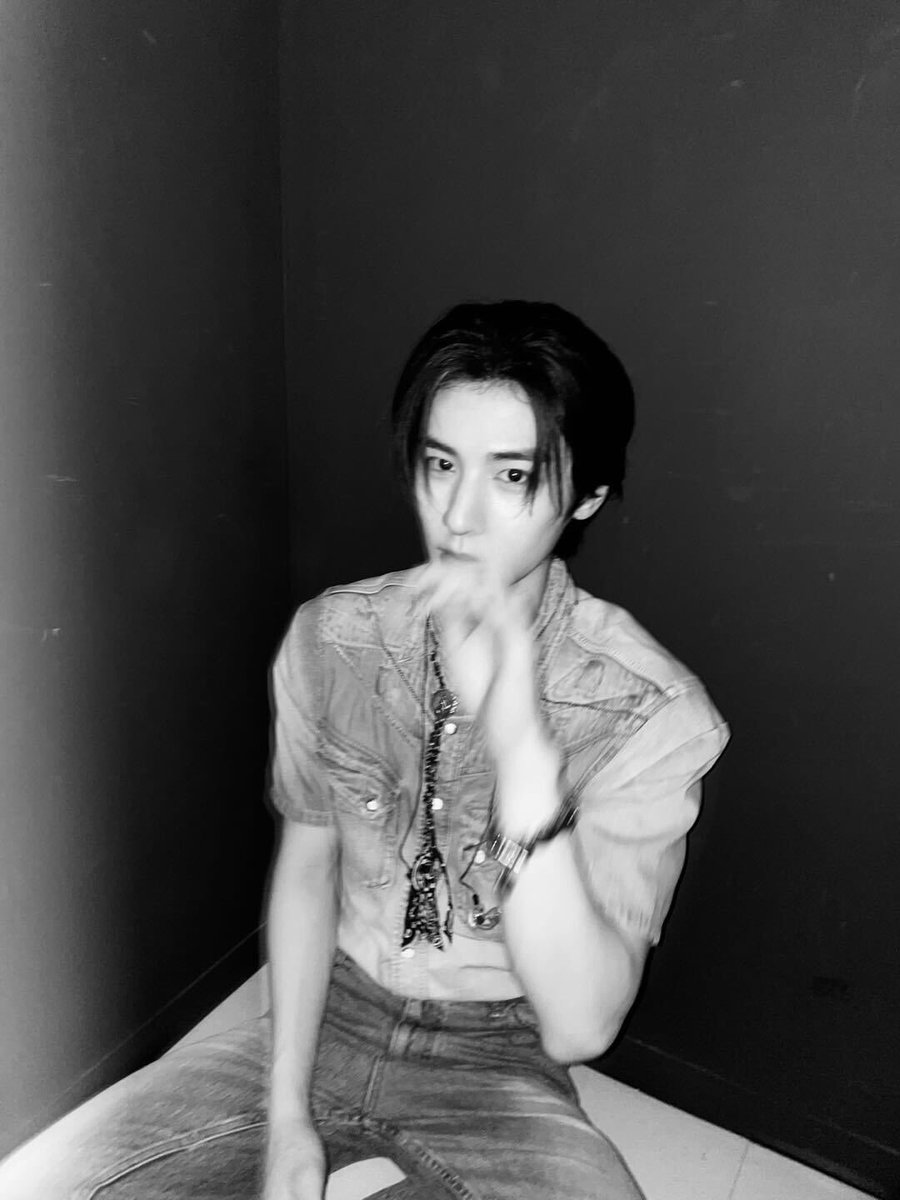 BOYNEXTDOOR_twt's tweet photo. 어제 무대 위에 있는 저를 향해
열심히 외쳐 주셨던 이한아 ~!!🖤

인이어를 끼고 있었지만 다 들렸어요 🥰

최근에 슈가 선배님 콘서트에 갔을 때
처음으로 객석에서
팬분들의 모습을 보게 되었어요
울고 웃으며 진심을 다해 무대를 즐겨주시는 모습이 너무나도 예쁜 장면이었어요

앞으로 무대 위에 서게 되는 일이 점점 더 많아지겠지만 언제나 저를 아껴주시고 응원해 주시는 여러분이 있기에 제가 무대 위에서 빛날 수 있다는 걸 항상 기억하고 있을게요

우리 앞으로 좋은 추억 더 많이 만들어 봐요

🖤

#이한 #LEEHAN #BOYNEXTDOOR