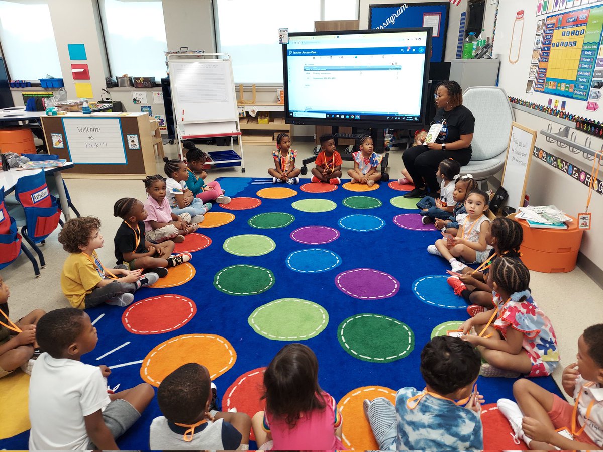 Barela_ECE's tweet photo. Learning how to make GREEN 🟢 choices,  stay in our areas, and reviewing letter sounds on the third day of school in @HumbleISD_PREK!
@ltoya1978 @ChansoniqueG @andbrown_brown @HumbleISD_ACE @HumbleISD https://t.co/C3E9p0O4Zf