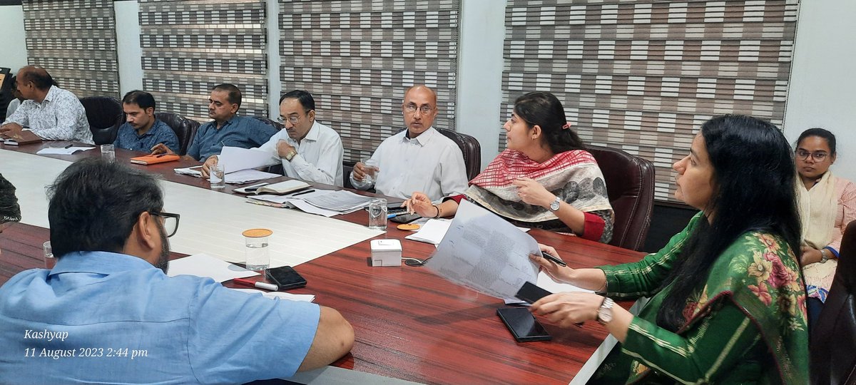 DCMahendragarh's tweet photo. मुख्यमंत्री घोषणा के तहत विकास कार्यों को तय समय में पूरा करें। यह निर्देश उपायुक्त मौनिका गुप्ता आईएएस ने आज मुख्यमंत्री के सिंचाई विभाग के सलाहकार देवेंद्र सिंह (सेवानिवृत्त आईएएस) के साथ हुई वीडियो कांफ्रेंस के बाद बैठक में अधिकारियों को दिए। https://t.co/9XBdKvylpW