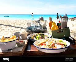 naylan1406's tweet photo. Disfruten de un delicioso almuerzo junto a la playa con sus familia #VeranoEnFamilia🤩🌥️
#Cuba https://t.co/HsCOAn0Euz
