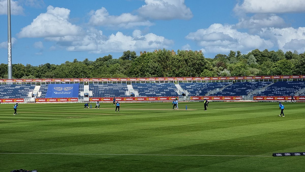 bollingerbabe1's tweet photo. #Friday afternoon. A #sunny #summer day. A pint of ice-cold beer.  And #Durham County #Cricket Club playing Derbyshire.  How brilliant is that? #DurhamCCC https://t.co/QuKyjEQ0B4