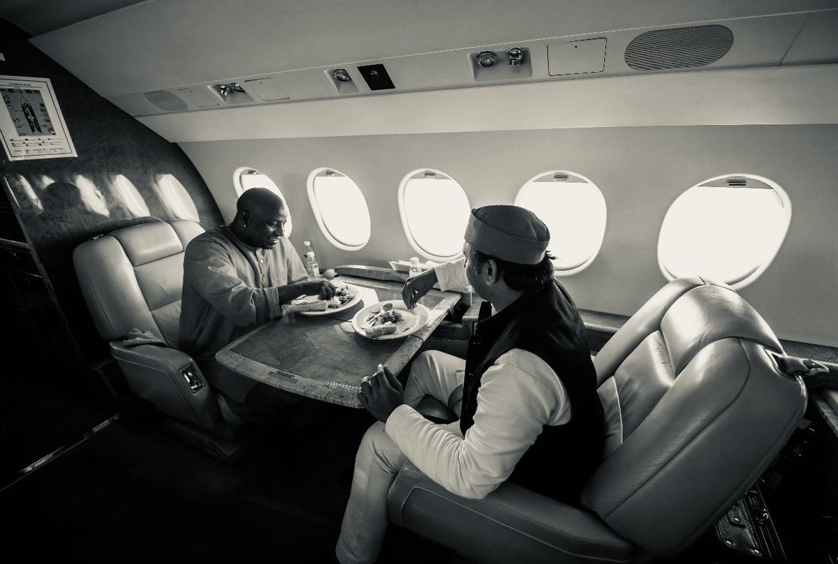 yadavakhilesh's tweet photo. सपा के प्रचारक के रूप में अपनी एक अलग पहचान बनाने वाले स���रेश ठाकुर की पीट-पीट कर हत्या की घटना अत्यंत हृदय विदारक है।

सरकार से अपील है कि वह जल्द से जल्द दोषियों के खिलाफ उचित कार्यवाही सुनिश्चित करे।

भावभीनी श्रद्धांजलि। https://t.co/cK0MmaP81P