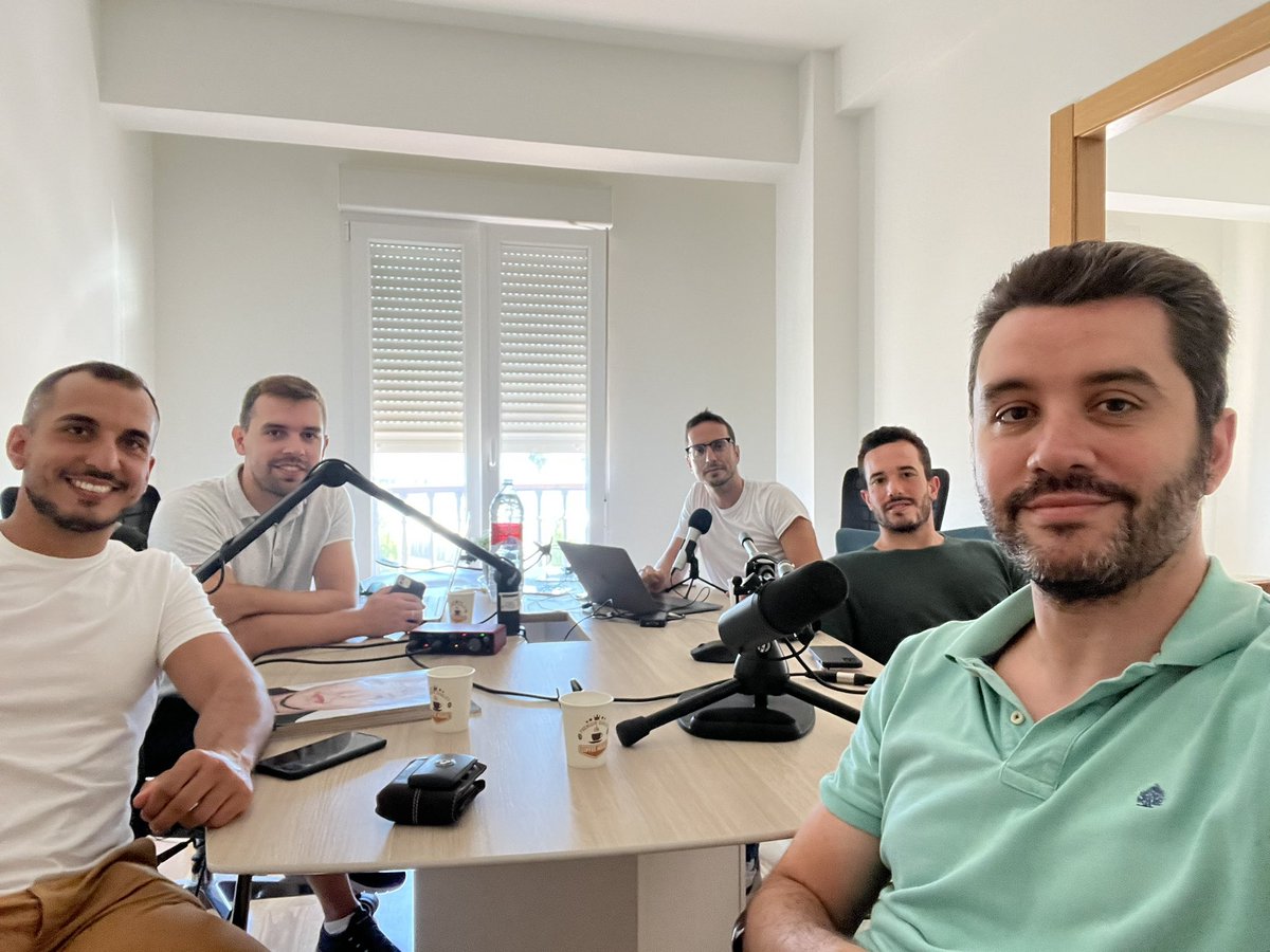 LuisMiguelValue's tweet photo. Grabando cositas en las oficinas de Numantia con los grandes @AlfaPositivoCom, @foso_defensivo, @HuergaDavid y @Lualobus. https://t.co/4HPuhuJtX2