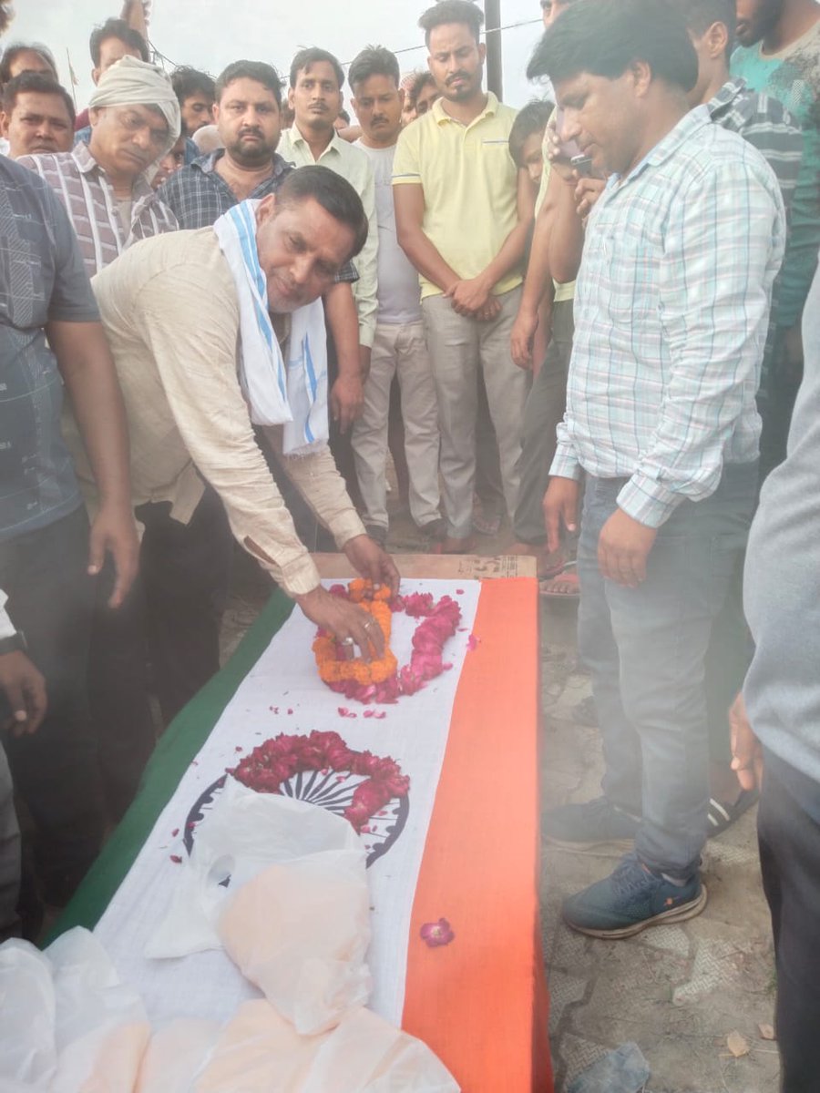 SSE PWAY मथुरा WEST के अधीन रामवीर सिंह कीमैन अपनी ड्यूटी पर शहीद हो गए 
ऐसे ही ट्रैकमैन की शहादत कब तक ?
रक्षक डिवाइस आखिर कब मिलेगा ?
ट्रैकमेंटेनर के शहादत पर प्रशासन चुप क्यों ?
ट्रैकमेंटेनर के शहादत का जिम्मेदार कौन ?
आखिर कब तक हम लोग Rip ओमशांति  श्रद्धांजलि लिखते रहेंगे?