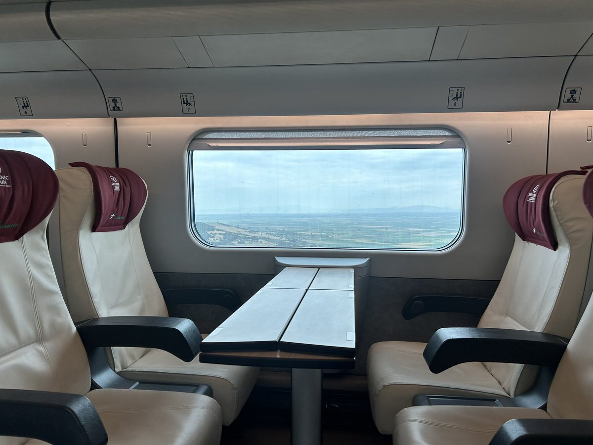 Martin Speer (@martin_speer) on Twitter photo Etappe 5 - Von #Thessaloniki geht es entspannt in 4:45h in einem modernisierten und sehr komfortablen ETR 470, der ehemals in Italien unterwegs war, nach #Athen. 5 x täglich.
Bordbar / <a href="/_DiningCar/">🐘 @Diningcar@rail.chat</a> mit „echter“ Kaffeemaschine und super Aussicht inklusive. #HellasExpress Etappe 5 - Von #Thessaloniki geht es entspannt in 4:45h in einem modernisierten und sehr komfortablen ETR 470, der ehemals in Italien unterwegs war, nach #Athen. 5 x täglich.
Bordbar / <a href="/_DiningCar/">🐘 @Diningcar@rail.chat</a> mit „echter“ Kaffeemaschine und super Aussicht inklusive. #HellasExpress