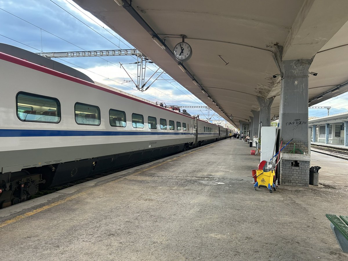 martin_speer's tweet photo. Etappe 5 - Von #Thessaloniki geht es entspannt in 4:45h in einem modernisierten und sehr komfortablen ETR 470, der ehemals in Italien unterwegs war, nach #Athen. 5 x täglich.

Bordbar / @_DiningCar mit „echter“ Kaffeemaschine und super Aussicht inklusive. #HellasExpress https://t.co/x4EscZp9RR