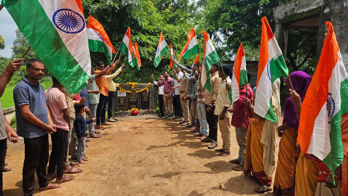 monakhandhar's tweet photo. #MeriMaatiMeraDesh campaign has also Tiranga yatras as an integral component 
Presence of retired and on duty armed force members, police help build up patriotism in the campaign and people connect to Amrit kal commitments.
Amrit vatikas encourage tree plantation on a large scale https://t.co/8n9oyUqNEA