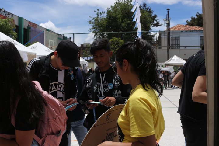 UpnUnida's tweet photo. Hoy estuvimos como organización en la Zona de Destrezas en nuestro campus de la Calle 72, muchas compañeras y compañeros participaron de la ruleta con preguntas generales sobre la poderosa UPN. 💙 https://t.co/D0p5ssEg3L
