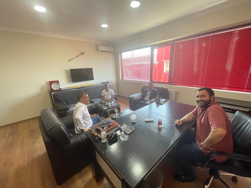 romanyatiad's tweet photo. Dernek Başkanımız Ufuk Tandoğan ve Başkan Yardımcımız Gürsel Öztürkmen, Yönetim Kurulu Üyelerimizden Zilanrom Trading Genel Müdürü Civan Öztürk’ü Ofisinde ziyaret ettiler https://t.co/w4sCiDag1O