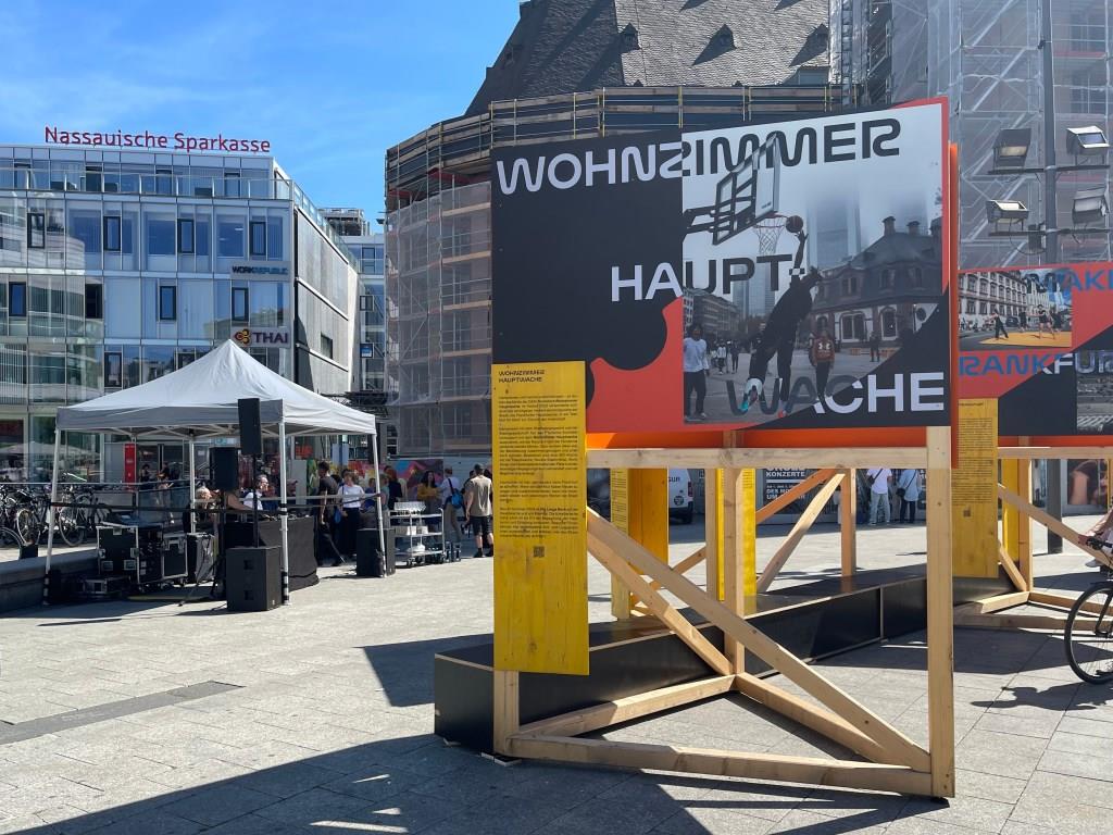 franknagel_de's tweet photo. DAM-Ausstellung „Zukunft Innenstadt“ auf der #Hauptwache eröffnet. Gwechenberger: „Die Ausstellung zeigt, dass wir mit unterschiedlichen Projekten aufzeigen, wie die Zukunft der #Innenstadt aussehen könnte." #Architekturmuseum #Stadtgestaltung #DAMFrankfurt #Momem #HistMus https://t.co/VSYOyb1NgC