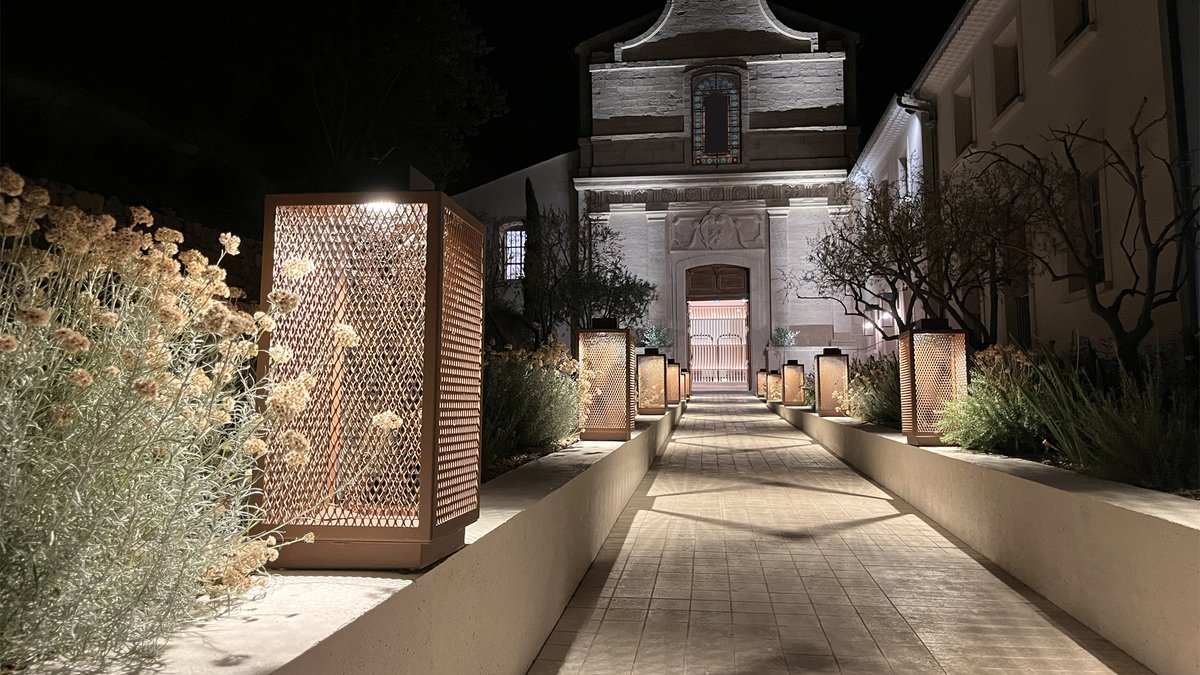 ContactLYX's tweet photo. Au cœur de la haute Provence,
la lanterne LYX vous accueille
au couvent des minimes l’hôtel &amp; SPA l’Occitane.
https://t.co/Ku4HZCWwrG
#lampesurmesure #lampesolaire #lumière #lighting #lampes #eclairage #lampedesign #lanterne #lumiere #luminaire #solaire https://t.co/pnvZDQAe9c