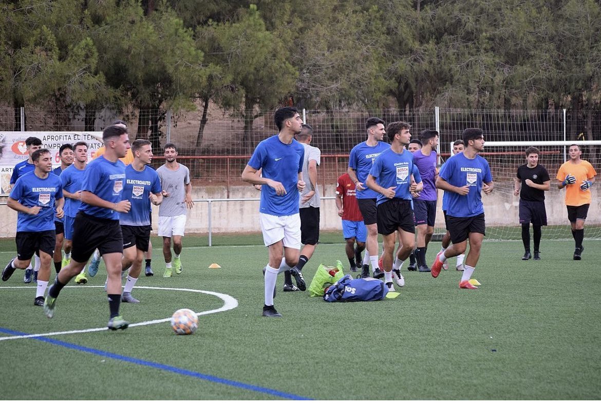 CFAEspluguenc's tweet photo. Els campions estan de tornada! 🏆

Aquest dimecres el filial iniciarà la pretemporada amb el repte de competir a #3cat11!

Dissabte 20 (17 h) l’equip rebrà al CD Cerro al Salt del Pi d’#Esplugues en el primer partit de preparació 👋🏻

#SomEspluguenc | #Futbolcat https://t.co/c6HuopzgZ1