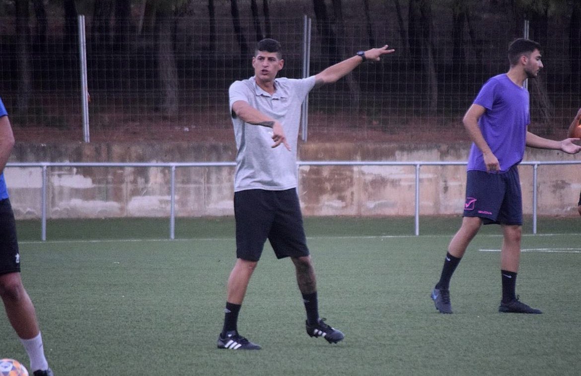 CFAEspluguenc's tweet photo. Els campions estan de tornada! 🏆

Aquest dimecres el filial iniciarà la pretemporada amb el repte de competir a #3cat11!

Dissabte 20 (17 h) l’equip rebrà al CD Cerro al Salt del Pi d’#Esplugues en el primer partit de preparació 👋🏻

#SomEspluguenc | #Futbolcat https://t.co/c6HuopzgZ1