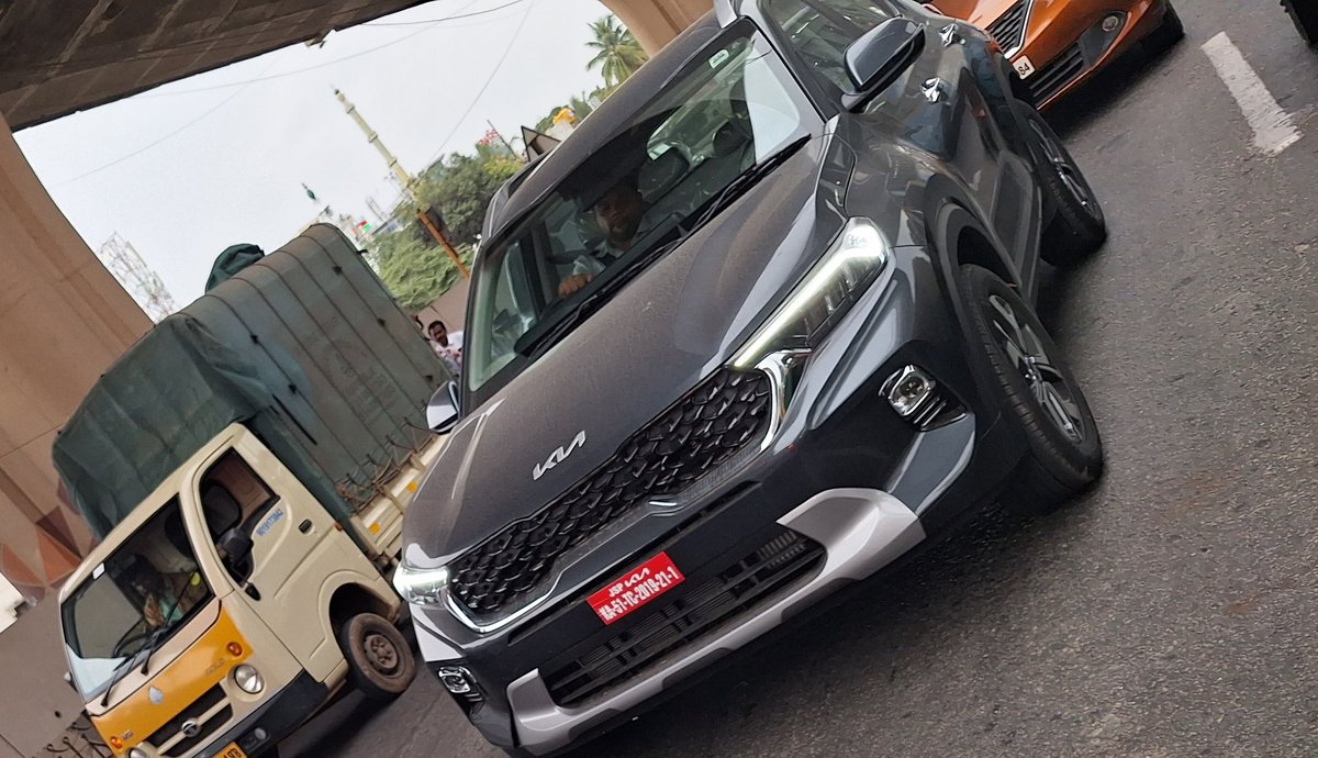 Prashant_Karn's tweet photo. Around 10 new @KiaInd cars of @JspKia were driven like maniacs endangering public life. Driven from begur lake- singsandra assuming @BlrCityPolice @blrcitytraffic cant put challan as theres no licene plate. Captured photo of 1 such car. Poor customer who buys these manhandled car https://t.co/BkR88Eihw9