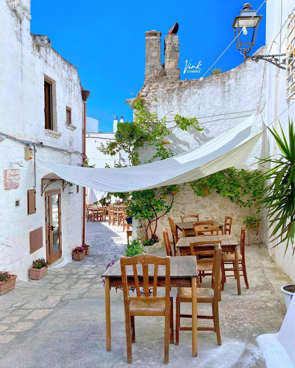 Stamattina, passeggiamo tra i vicoli dei borghi della Valle d'Itria 🌺

#WeAreinPuglia

📸 <a href="/vinkweb/">Vink</a>