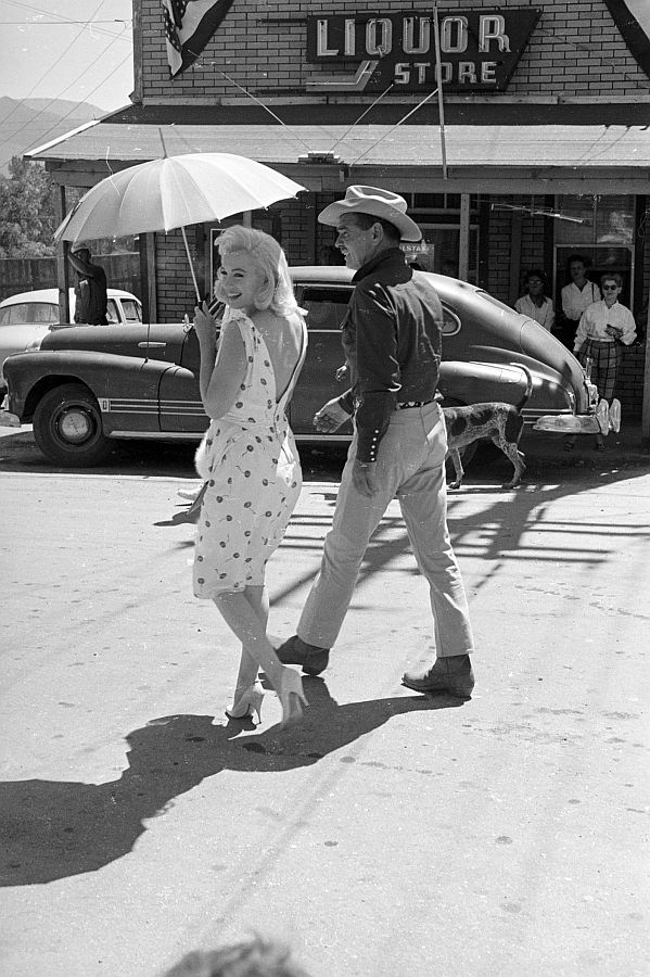 Marilyn Monroe and Clark Gable on the set of The Misfits (1961 Western, directed by John Huston) #MarilynMonroe #ClarkGable