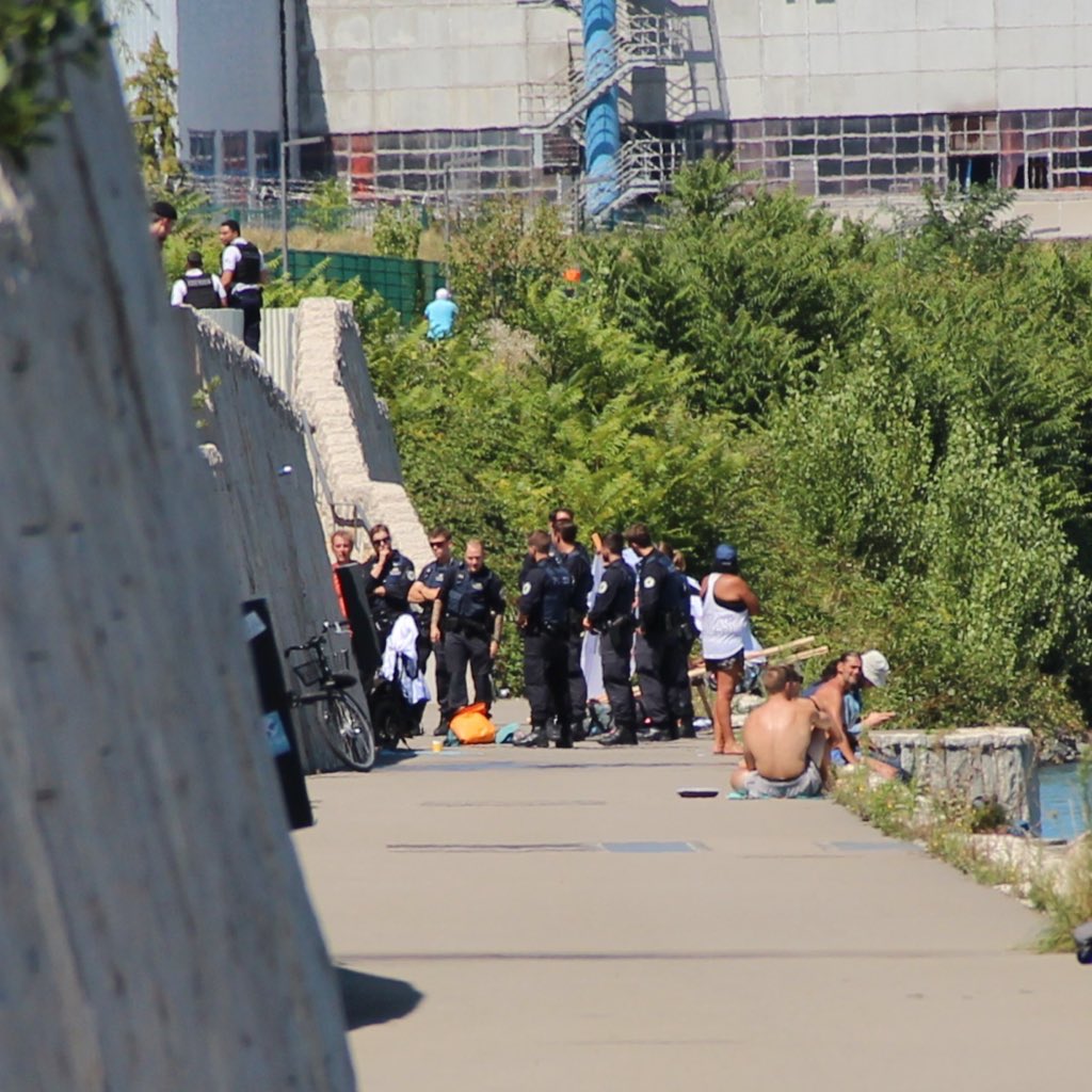 Wieder wurde eine friedliche Blockade teils gewaltvoll durch die Polizei geräumt. Abolish the police!🚓 5 Aktivisti „standen“ über 8 Stunden für Klimagerechtigkeit und gegen Investitionen in Grenzmilitarisierung ein. Abolish borders!🔥 @climategames_ch #NoBordersClimateAction