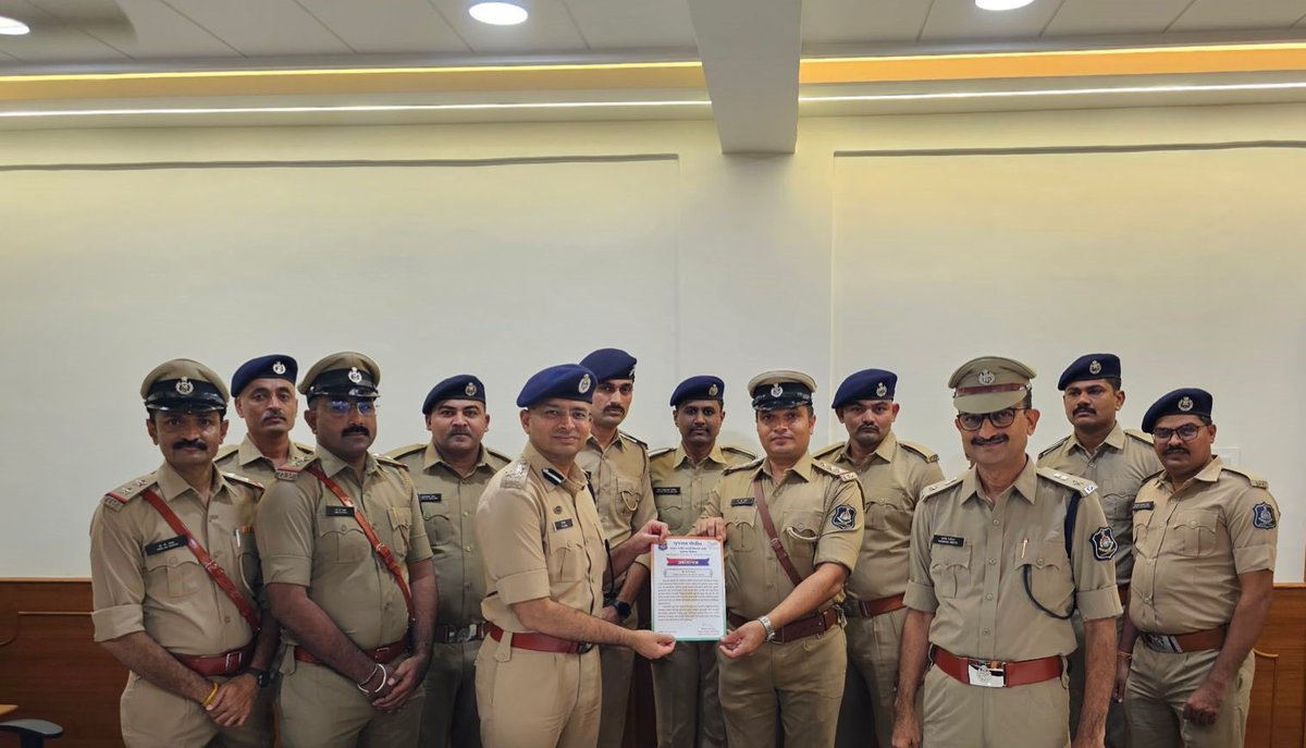 IGP Junagadh Range (@igp_jnd_range) on Twitter photo જૂનાગઢ રેન્જના અધિકારી/કર્મચારીઓનો ઉત્સાહ વધારવાના અભિગમના ભાગરૂપે લુંટ વીથ મર્ડર તથા ઘરફોડ ચોરીના ગુના ડિટેકટ કરનાર જૂનાગઢ જીલ્લા એલ.સી.બી. ટીમને પ્રશંશાપત્ર આપી સન્માનીત કરતા ડી.આઇ.જી.પી.શ્રી જૂનાગઢ રેન્જ
<a href="/sanghaviharsh/">Harsh Sanghavi</a>
<a href="/dgpgujarat/">DGP Gujarat</a>
<a href="/GujaratPolice/">Gujarat Police</a> જૂનાગઢ રેન્જના અધિકારી/કર્મચારીઓનો ઉત્સાહ વધારવાના અભિગમના ભાગરૂપે લુંટ વીથ મર્ડર તથા ઘરફોડ ચોરીના ગુના ડિટેકટ કરનાર જૂનાગઢ જીલ્લા એલ.સી.બી. ટીમને પ્રશંશાપત્ર આપી સન્માનીત કરતા ડી.આઇ.જી.પી.શ્રી જૂનાગઢ રેન્જ
<a href="/sanghaviharsh/">Harsh Sanghavi</a>
<a href="/dgpgujarat/">DGP Gujarat</a>
<a href="/GujaratPolice/">Gujarat Police</a>