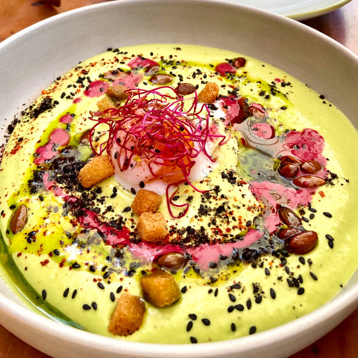 FoodieMemories's tweet image. Œuf parfait, gaspacho de petits pois ; Calamars à la plancha, frites, salades ; Côte de cochon / Restaurant les Bains #CôteDesBasques #Biarritz