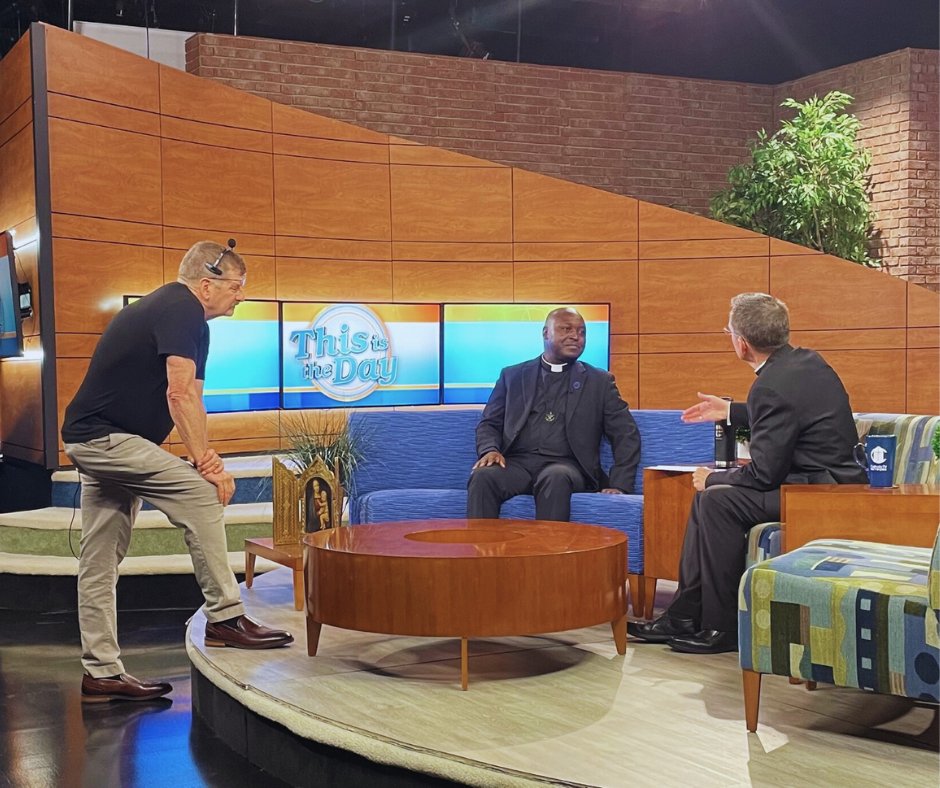 FamilyRosaryOrg's tweet photo. IT is time!! Watch Fr. Fred Jenga, C.S.C. now LIVE on #CatholicTV (or the replay later) on: https://t.co/5sXe77Rs2C
#FamilyRosary #HolyCrossFamilyMinistries #WeHelpFamiliesPray https://t.co/EiAjZVqzmz