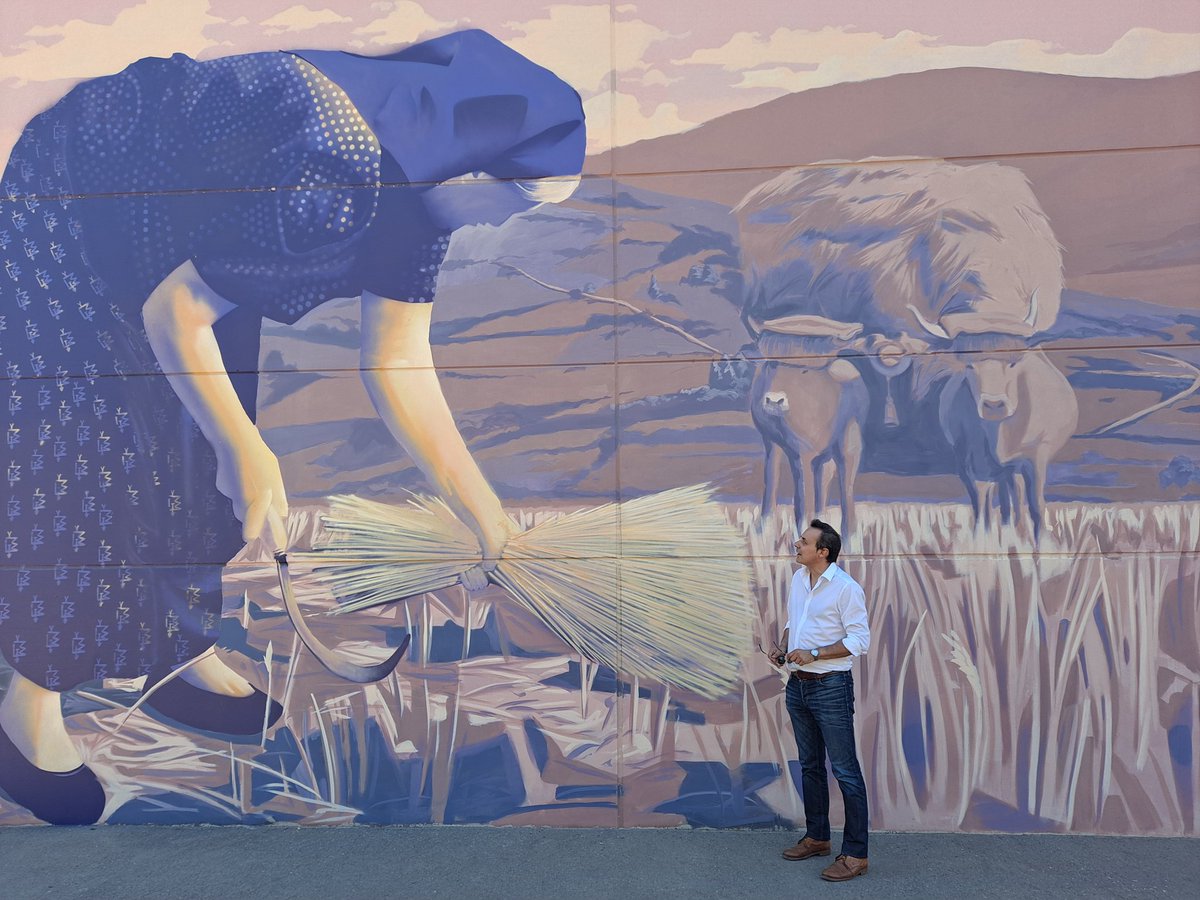 En #Quintana de Fuseros (#Igueña) hay un par de murales  espectaculares, un castaño centenario y un montón de gente en verano que ayer vino a escuchar las historias de El Baile del Fuego (<a href="/esferalibros/">La Esfera de los Libros</a>) en la Casa de la Cultura.  🔥 🔥 🔥