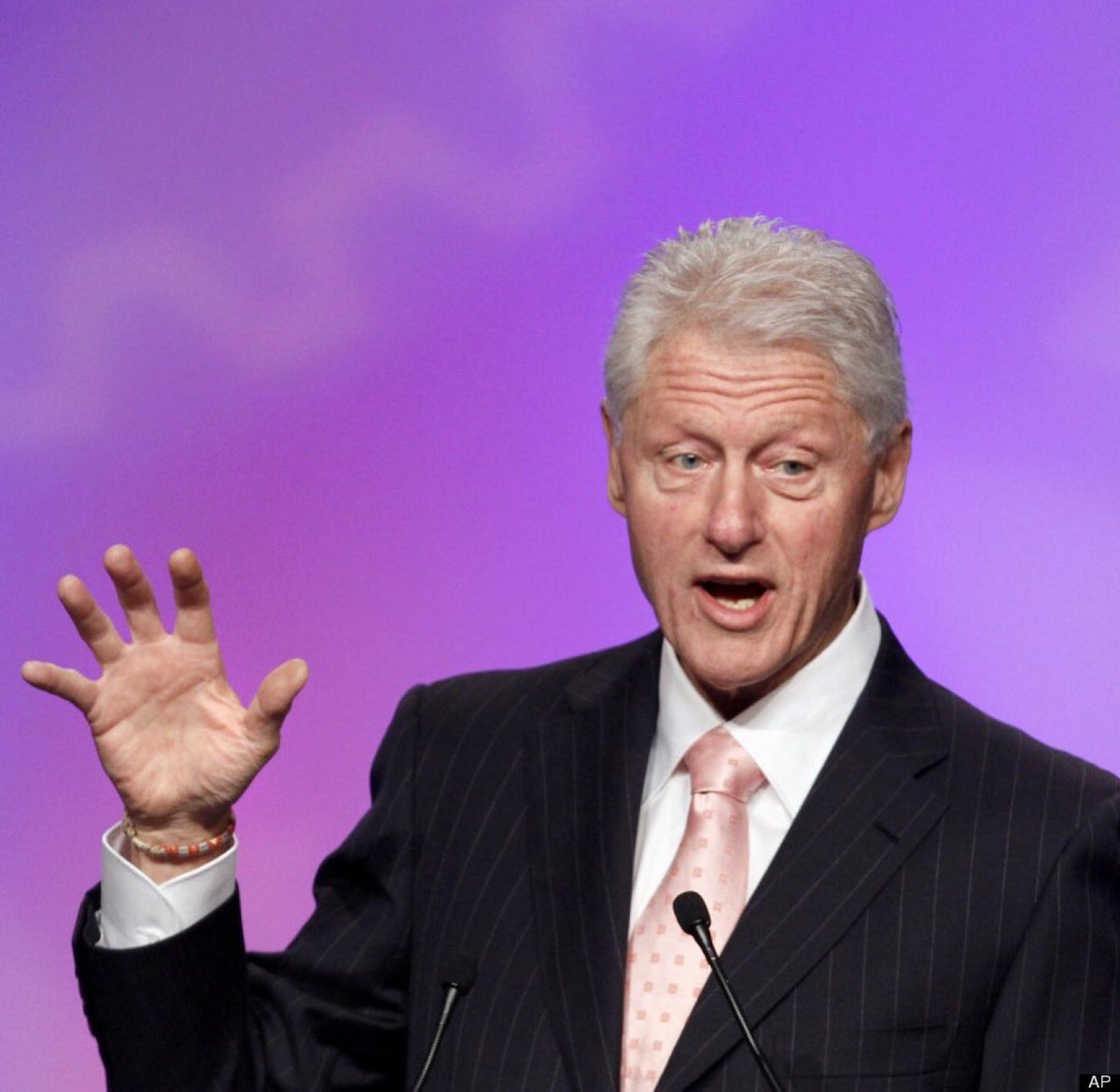 EricStreetman's tweet image. “I did not have sexual relations with that woman, Miss Lewinsky...I didn’t inhale, and I didn’t try again...and Ryan, if the @usairforce did recover alien bodies, they didn’t tell me about it, either, and I want to know.”
- #BillClinton @BillClinton #POTUS42 
#PresidentialJokeDay