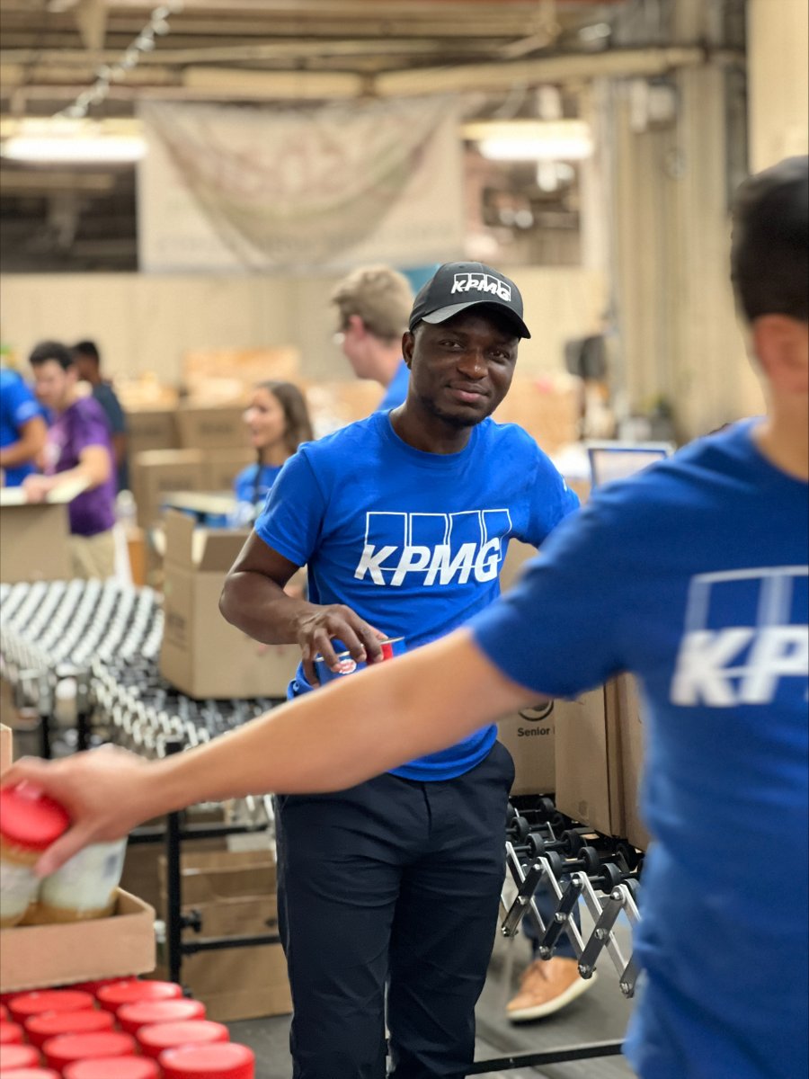 sharefoodphilly's tweet photo. All hands on deck for food justice ๐ค Another big thanks to @kpmg for joining us for their 2nd annual KPMG #CommunityImpactDay. The team sorted & packed nutritious boxes of food that went directly to seniors in our community.
Volunteer with us ๐โคต๏ธ
https://t.co/fdrz1Qqpuw https://t.co/p33JrEgpCf