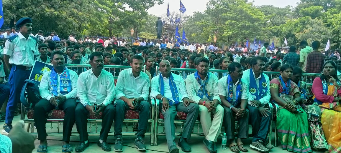 DamoderKoyyada's tweet photo. ఉమ్మడి వరంగల్ జిల్లా బీఎస్పీ ఆధ్వర్యంలో తెలంగాణలో బహుజన రాజ్యాధికారం సాధించేదిశగా పబ్లిక్ గార్డెన్ నేరెళ్ల వేణుమాధవ్ప్రాంగణం HNK యువతకి భరోసాని ఇవ్వడానికిబహుజన విద్యార్థి గర్జన సభకి విచ్చేసిన బహుజన రథసారధుడుఆర్ఎస్పీ గారితో.... BSP భూపాలపల్లినియోజకవర్గఅధ్యక్షులు కొయ్యడ దామోదర్✊🐘 https://t.co/JT16xrRhap