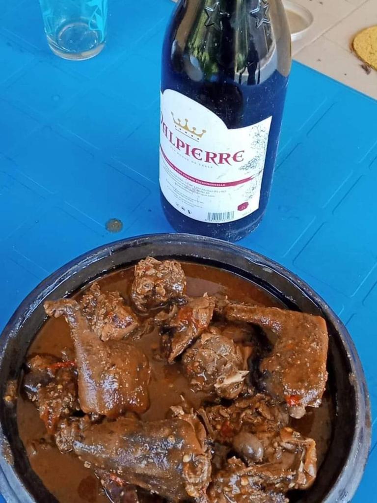 Melykuny's tweet photo. Hello famille #Bois2Manioc, j'espère que vous allez bien ?!
Après mon repos d'hier, retour aux activités aujourd'hui !
Là je suis en route pour Adzopé pour le vœu loeu festival !

Excellent début de week-end famille !

#bois2manioc
#VL7 https://t.co/IIkaoLWNk4