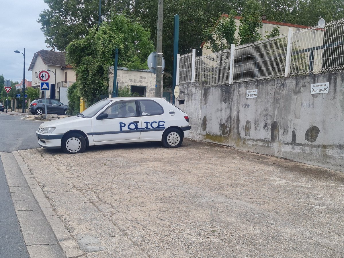 LuvMutang's tweet photo. Ouech la police du 92, y'a eu une baisse de budget ou quoi ? 🤣 @PoliceNationale #SoutienFDO https://t.co/3OUkrBOXbJ
