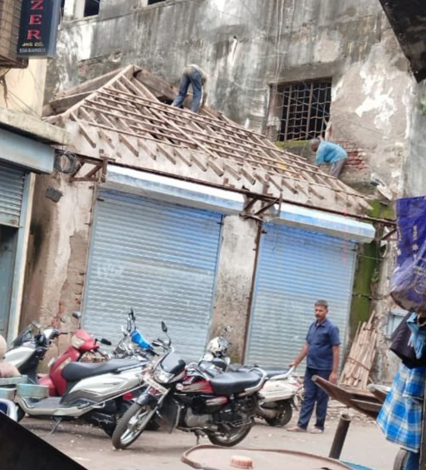 VrnewsIn's tweet photo. Beat no 213 Plot no 262 ,near Daimond drum factory,two tank nagpada,mum:08 extended Heigh and making inside mezzanine floor internal changing without any permission with the help b/f officer (E ward) JE kulkarni works is complete not given any kind of notice 
@mybmc
@mybmcWardE https://t.co/jI9xt4U9oe