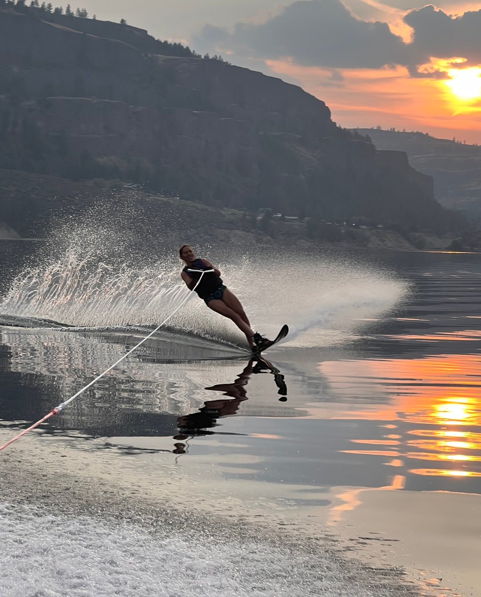 Watersports and Sunsets don't get any better than Lake Roosevelt🚤🎿