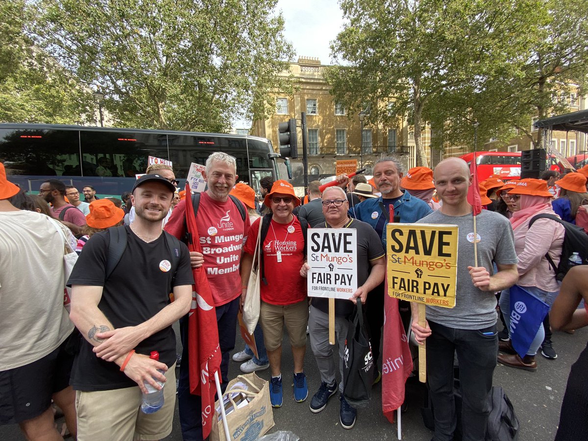 We stand shoulder to shoulder with the junior doctors when calling for pay restoration. 💪🏽🪧🔥🔥🥰