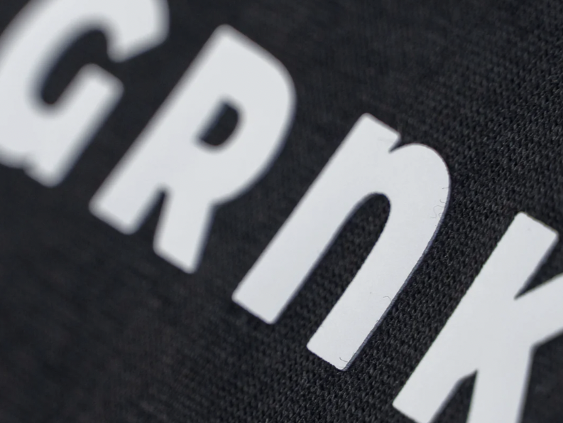 Ganz dezent und leicht erhaben, jeder sollte dieses T-Shirt tragen. 🙈

Gronkh Core Collection hat kleinen Nachwuchs. T-Shirt mit fühlbarem 🫰 GRNK-Druck. 

Ach ja: jetzt auch als kurze Hose am Start, pünktlich zur ☀️

Wir haben geöffnet -->  grnk.shop