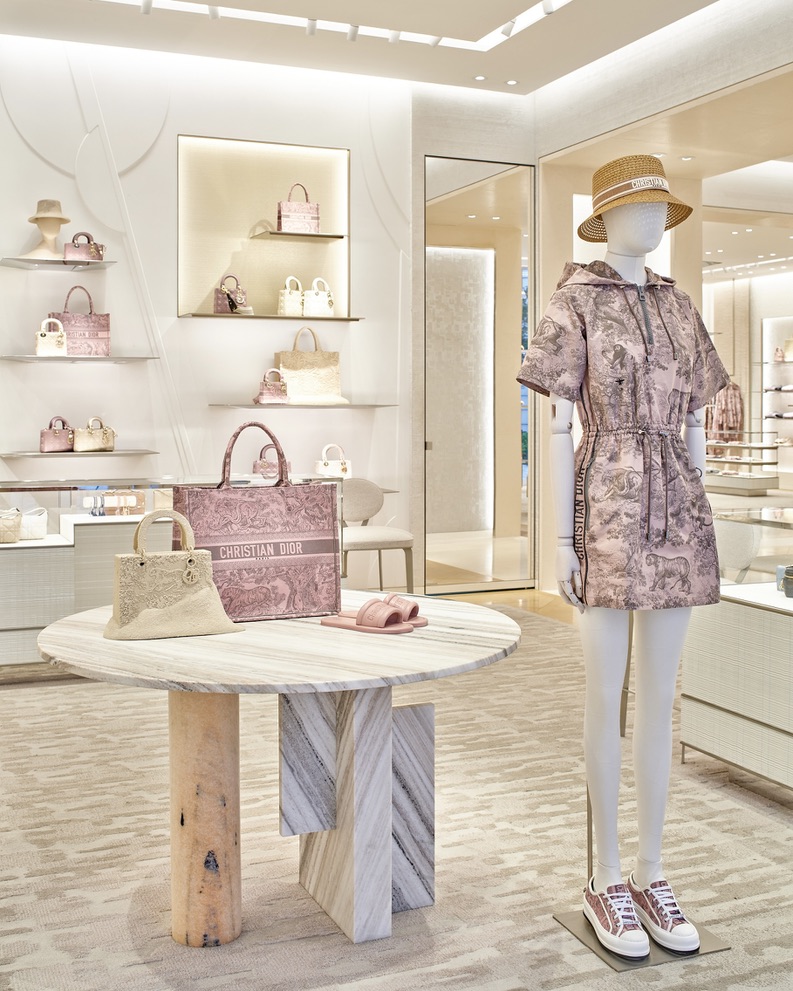 Dior's tweet image. Summer escapism.
The #Dioriviera capsule on.dior.com/dioriviera has landed at our Qiantan boutique in Shanghai. Uncover designs by Maria Grazia Chiuri surrounded by deckchairs in the line’s toile de Jouy motif and awe-inspiring animal sand sculptures.