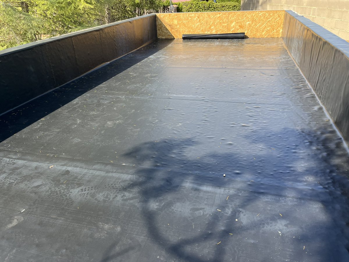 ironproyect's tweet photo. #obras singulares :  #cubiertas #adhesivos #epdm #rollgum #lámina #sintética #construcción #edificación #industrial #residencial #ironproyect #impermeabilización #calor #chalets #zaragoza https://t.co/sUcJLv8AME