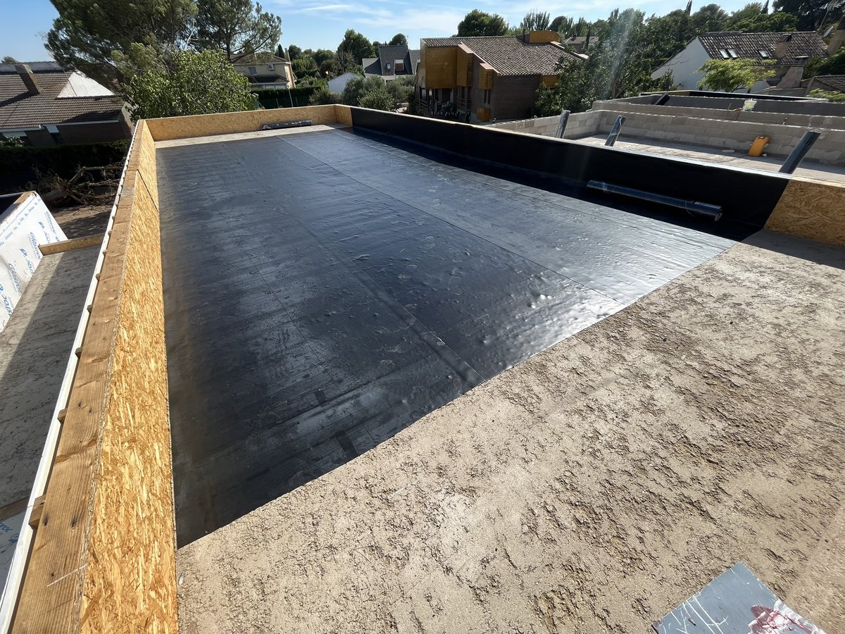 ironproyect's tweet photo. #obras singulares :  #cubiertas #adhesivos #epdm #rollgum #lámina #sintética #construcción #edificación #industrial #residencial #ironproyect #impermeabilización #calor #chalets #zaragoza https://t.co/sUcJLv8AME