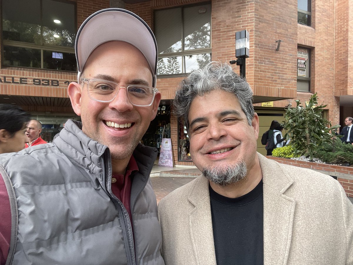 ReubenMoralesYa's tweet photo. ¡Qué bueno reencontrarme con @tommonasterios! Gran humorista, hombre de radio y pionero. 

Porque ahora el humor negro es la moda, pero si hubo un pionero de esta rama en Venezuela, fue Tom cuando creó el programa de radio #ElShowDeLaGenteBella https://t.co/yF5Gyiy8rR